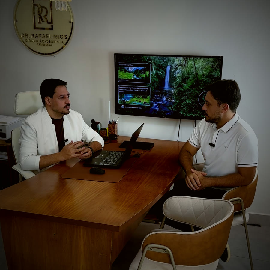 Dr. Rafael Rios e José Renato Rios, fundador da JABEZ, conversando na clínica
