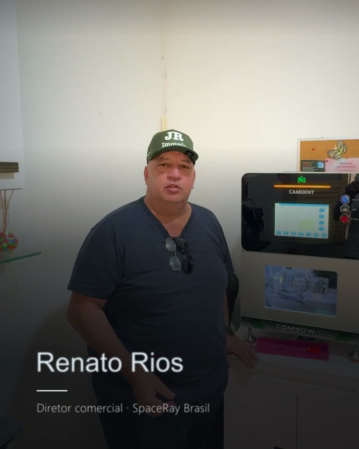 Renato Rios, diretor comercial da SpaceRay Brasil, apresentando uma fresadora